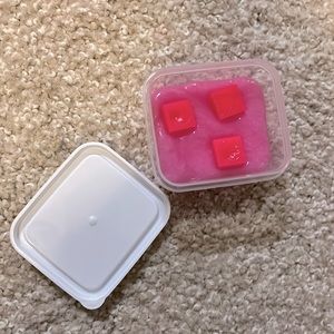 There is glitter in it, it’s not messy the pink accessory comes with it no scent